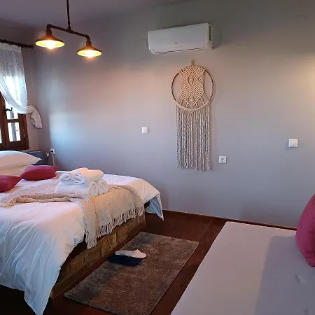 Rinoula's Traditional Apartment Mouresi