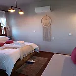 Rinoula's Traditional Apartament Mourésion