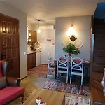 Apartament Rinoula's Traditional Mourésion